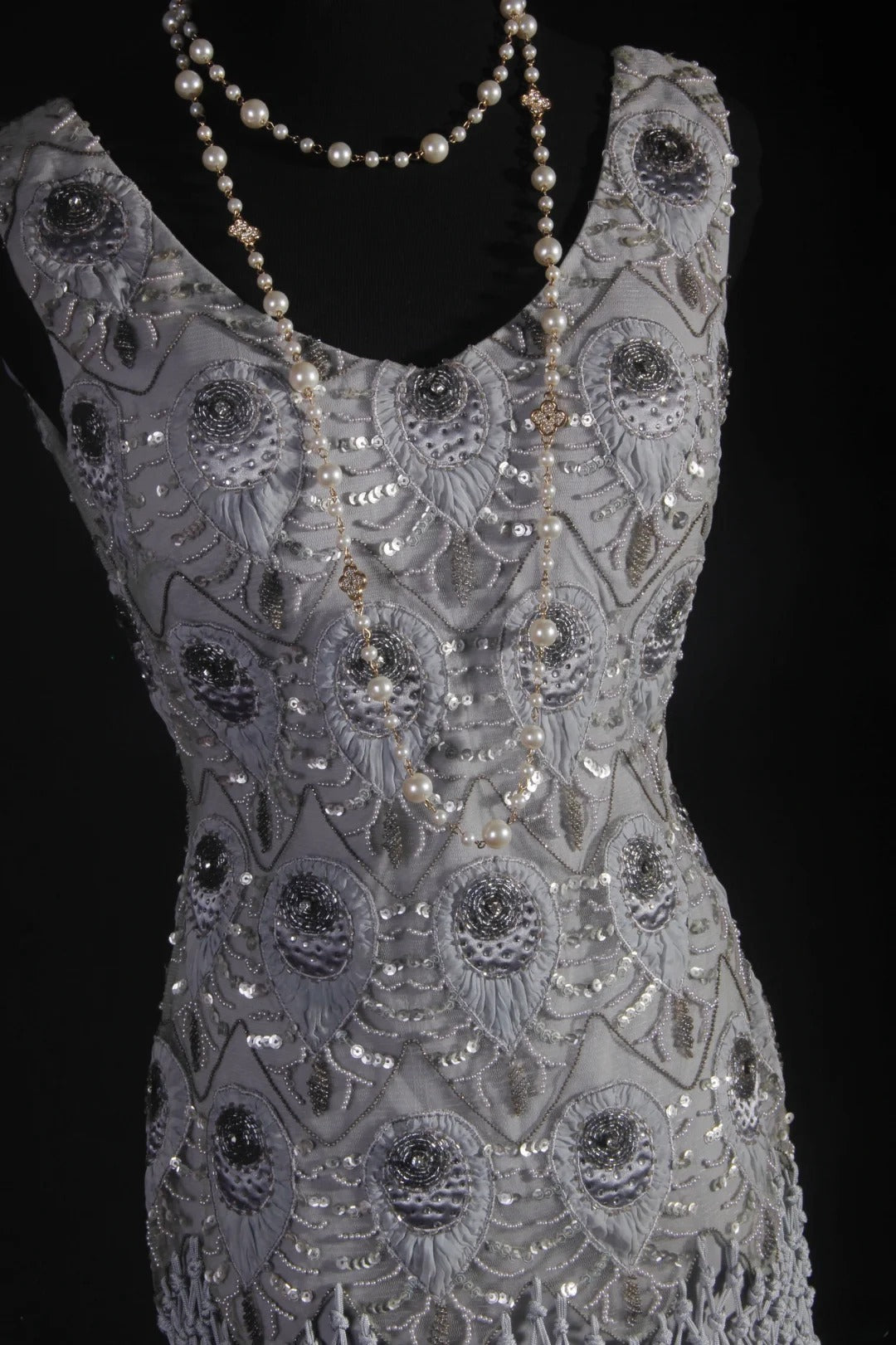 Vintage Etuikleid mit V-Ausschnitt, Spitze, silbergrau, Quasten und Perlen, langes Partykleid im eleganten Retro-Stil der 1950er Jahre, ideal für Geburtstage, Abendessen und Abschlussbälle (AS058)