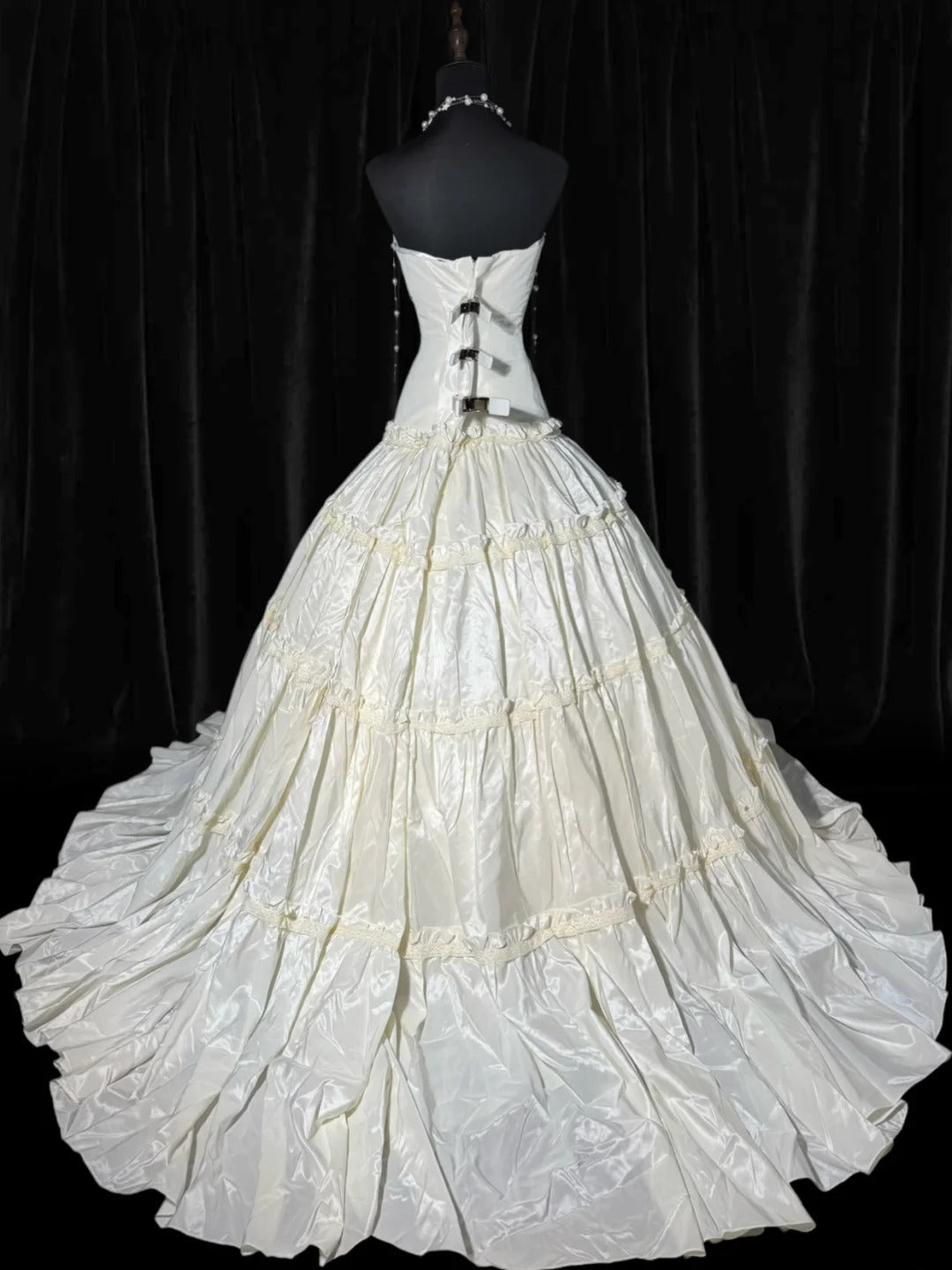 Vintage langes Brautkleid im Stil der 1960er Jahre, trägerloses Ballkleid mit plissierter Spitzenschleppe, weißes Brautkleid AS058