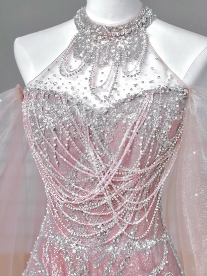 Robe de soirée longue rose à paillettes, col montant et coupe trapèze, idéale pour les bals de fin d'année et les dîners chics. AQ058