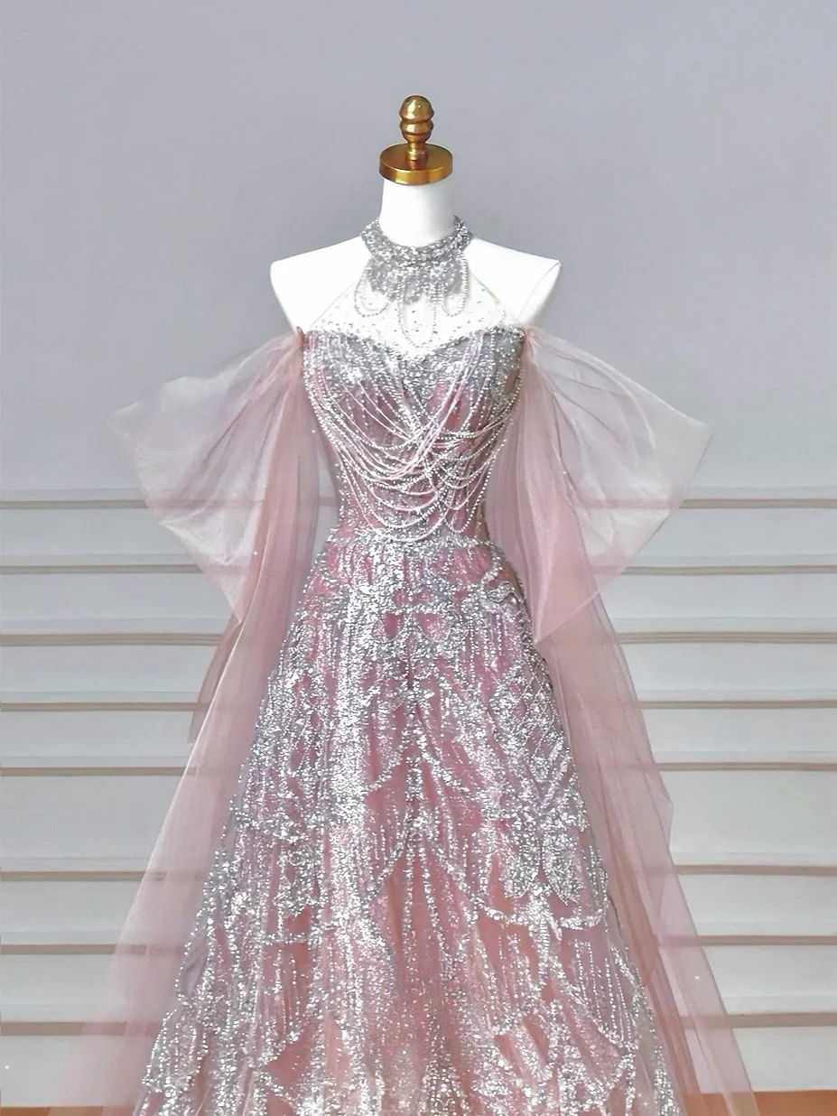 Robe de soirée longue rose à paillettes, col montant et coupe trapèze, idéale pour les bals de fin d'année et les dîners chics. AQ058