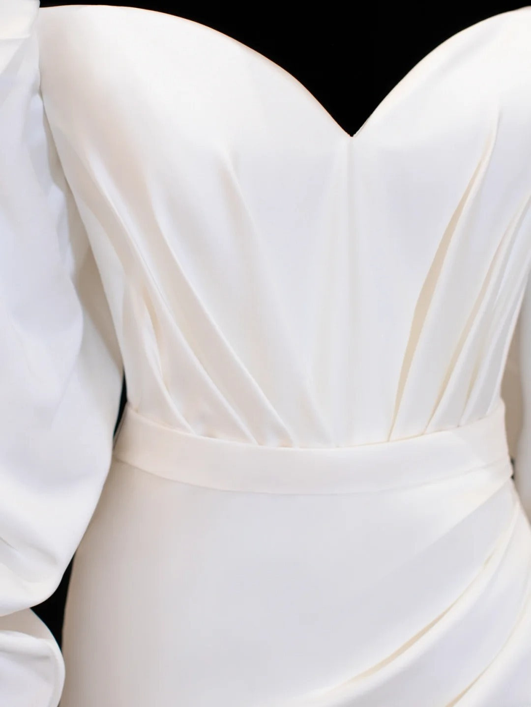 Romantisches Brautkleid im Meerjungfrauenstil mit schulterfreiem Schnitt und Ärmeln aus weißem Satin, erhältlich in Petite- und Plus-Size-Größen (SA059)