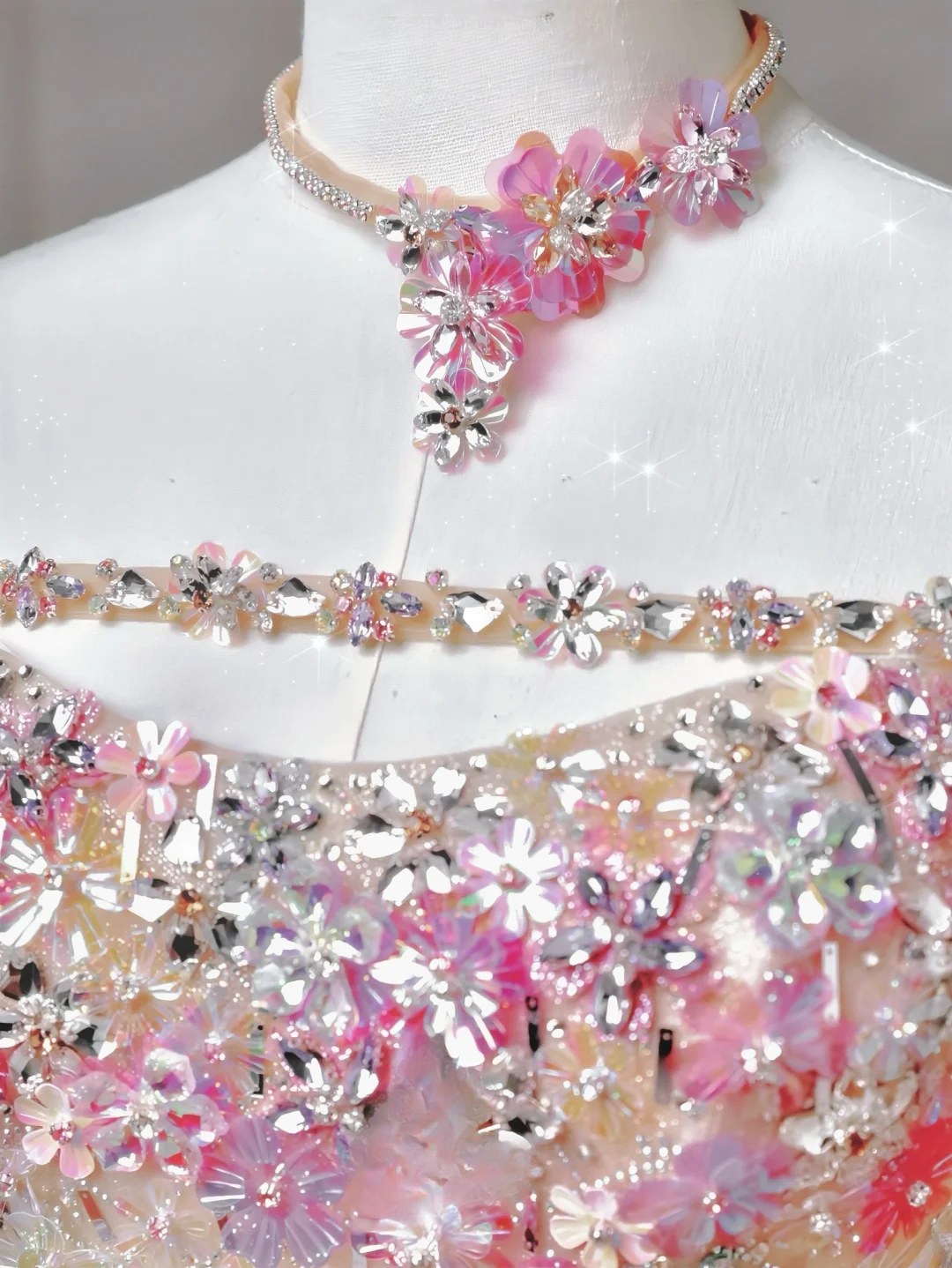 Magnifique robe de bal bustier blanche à sequins, longue et élégante, ornée de perles, idéale pour les soirées et les fêtes d'adolescentes (AQ059).