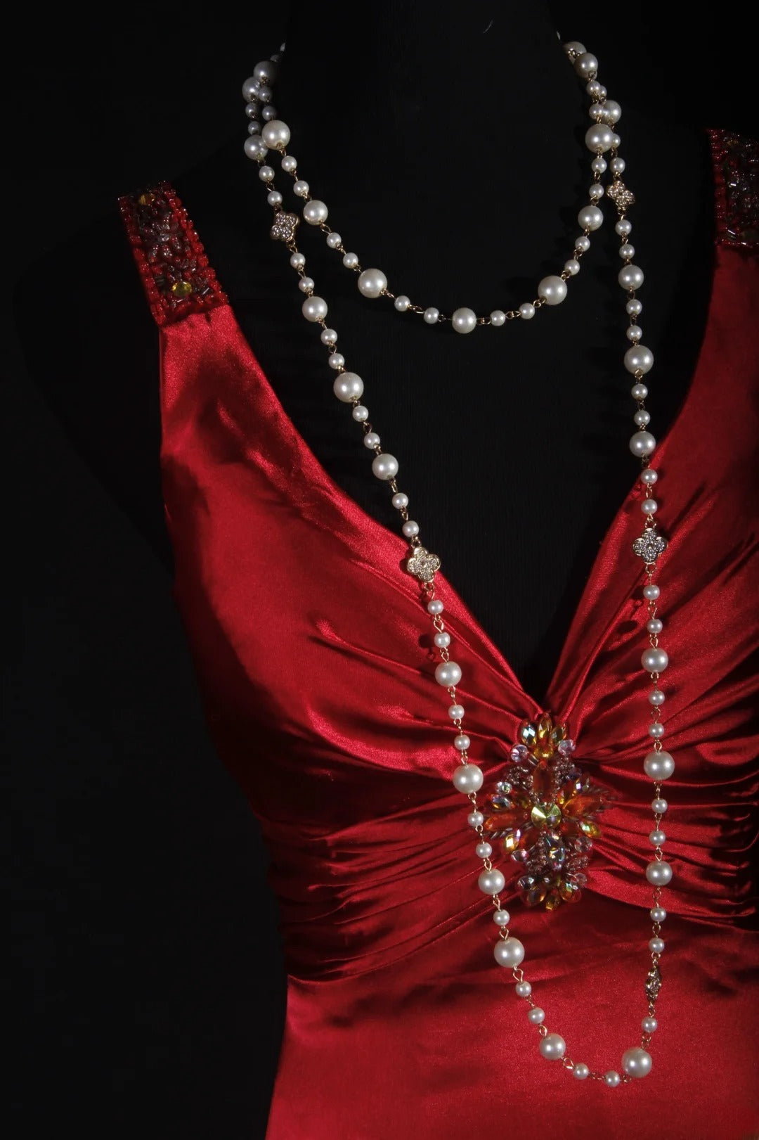 Vintage Etuikleid aus rotem Satin mit V-Ausschnitt und Perlen im eleganten Retro-Stil der 1950er Jahre – perfekt für Geburtstage, Dinnerpartys und Abschlussbälle (AS060)