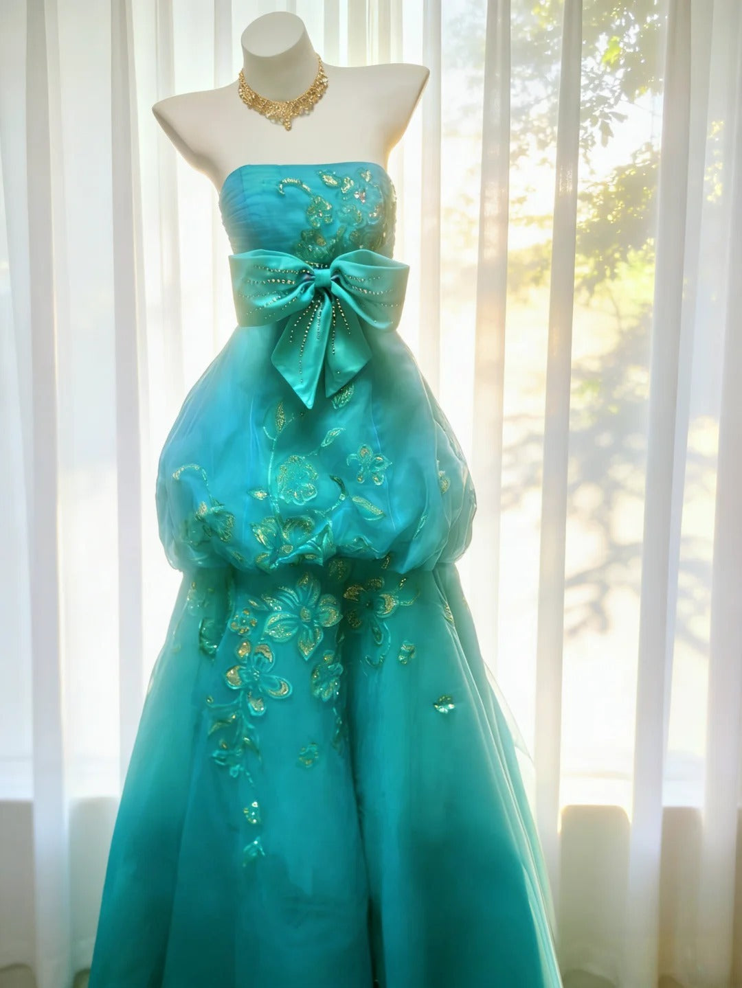 Robe de bal longue en tulle vert sans bretelles, bustier orné de perles, idéale pour une quinceañera ou un anniversaire de 15 ou 16 ans (AS060)