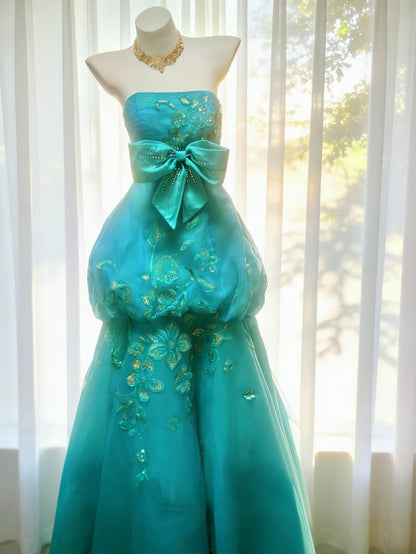 Robe de bal longue en tulle vert sans bretelles, bustier orné de perles, idéale pour une quinceañera ou un anniversaire de 15 ou 16 ans (AS060)