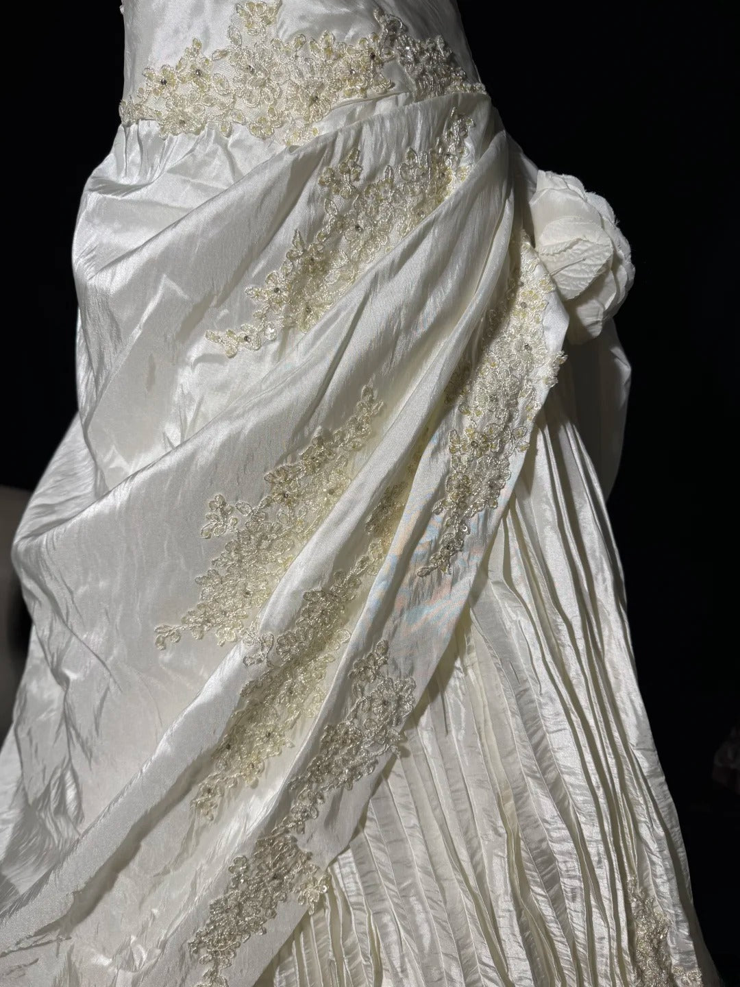 Robes de mariée longues et intemporelles, inspiration années 70 : robes élégantes de style bohème, coupe trapèze, dos nu, avec jupe plissée ajustée (AS060).