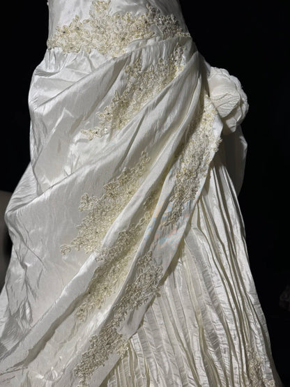 Robes de mariée longues et intemporelles, inspiration années 70 : robes élégantes de style bohème, coupe trapèze, dos nu, avec jupe plissée ajustée (AS060).