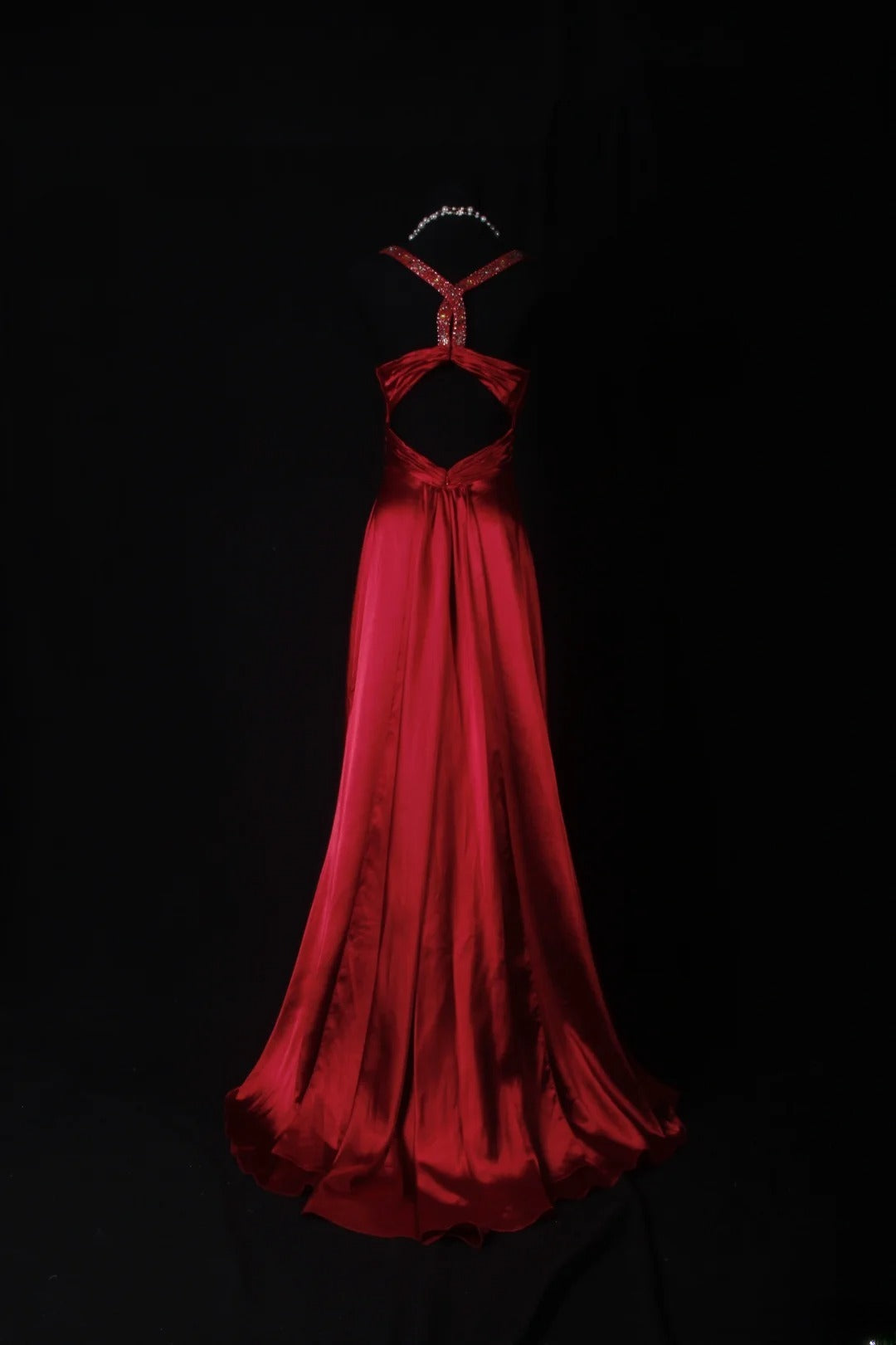 Vintage Etuikleid aus rotem Satin mit V-Ausschnitt und Perlen im eleganten Retro-Stil der 1950er Jahre – perfekt für Geburtstage, Dinnerpartys und Abschlussbälle (AS060)