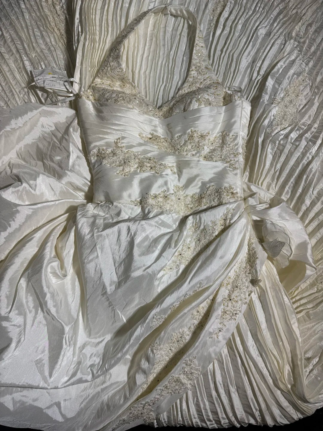 Robes de mariée longues et intemporelles, inspiration années 70 : robes élégantes de style bohème, coupe trapèze, dos nu, avec jupe plissée ajustée (AS060).