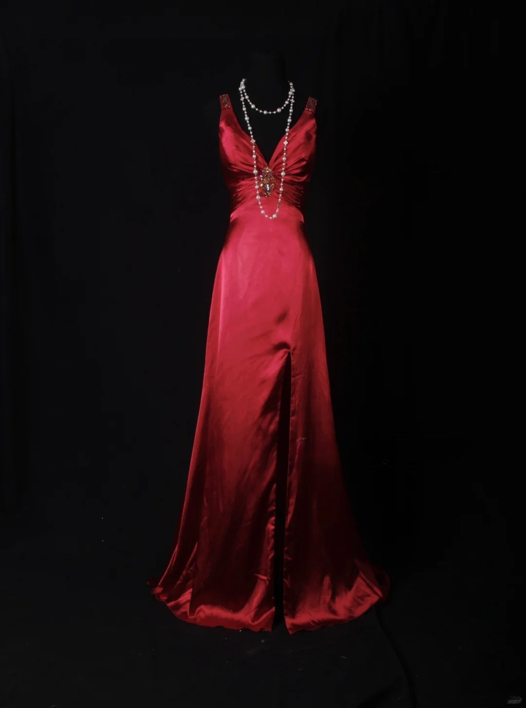 Vintage Etuikleid aus rotem Satin mit V-Ausschnitt und Perlen im eleganten Retro-Stil der 1950er Jahre – perfekt für Geburtstage, Dinnerpartys und Abschlussbälle (AS060)