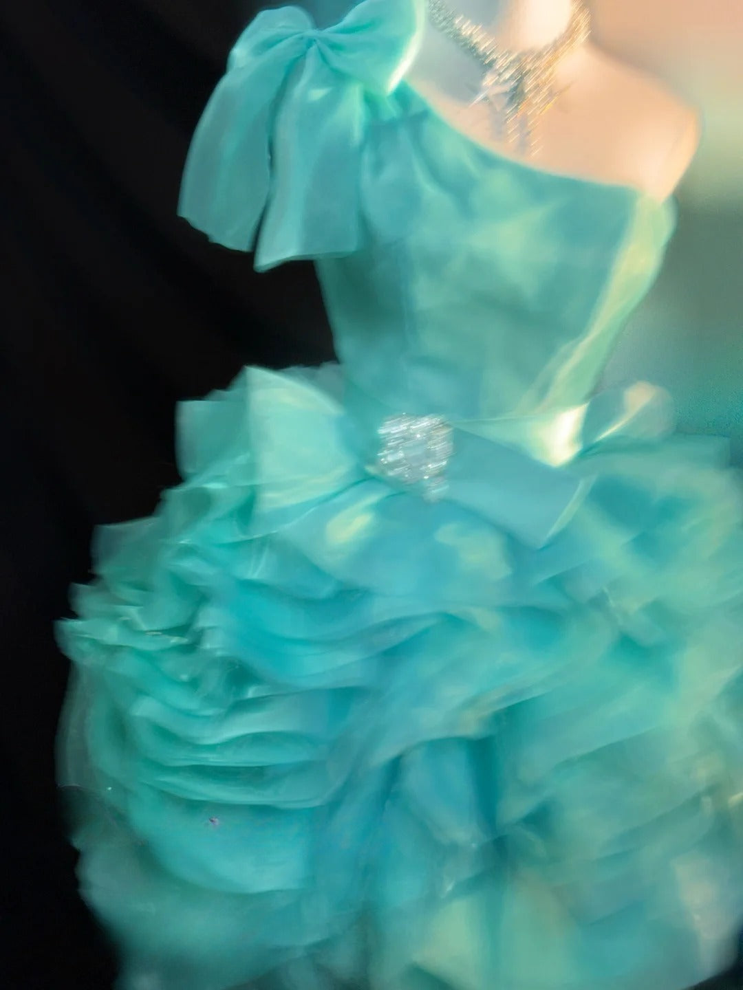 Jolies Robes de Bal Courtes Bleues à Paillettes et Épaule Dénudée - Inspiration Robe de Remise de Diplôme - Tenues de Gala Senior RB3461