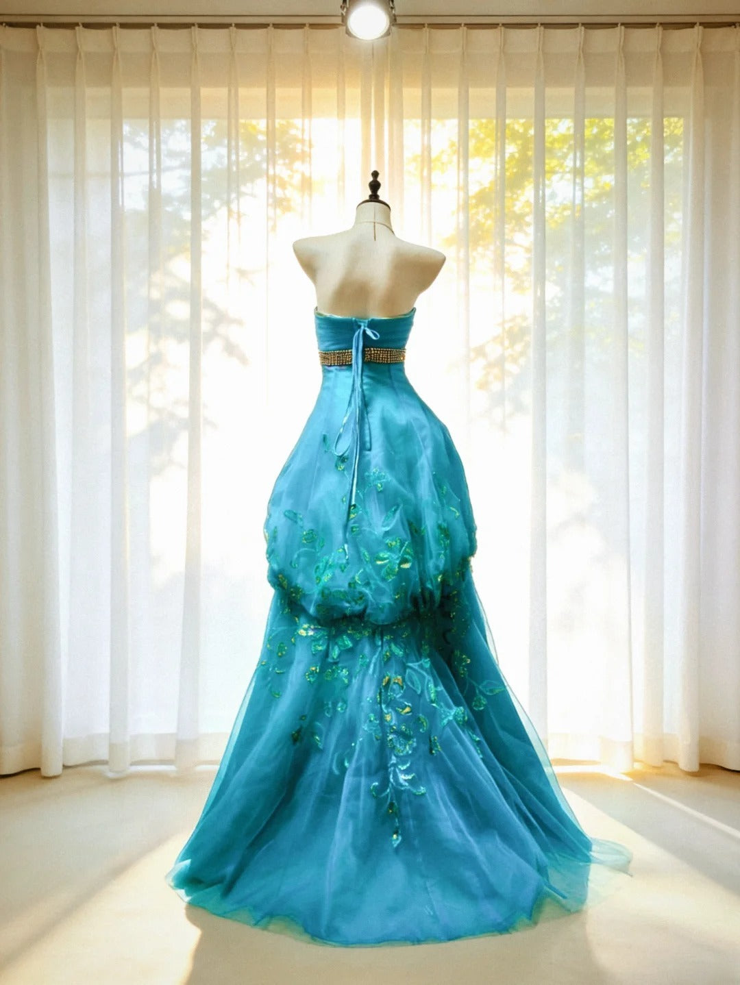 Robe de bal longue en tulle vert sans bretelles, bustier orné de perles, idéale pour une quinceañera ou un anniversaire de 15 ou 16 ans (AS060)