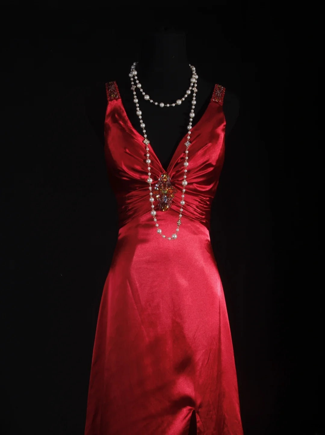 Vintage Etuikleid aus rotem Satin mit V-Ausschnitt und Perlen im eleganten Retro-Stil der 1950er Jahre – perfekt für Geburtstage, Dinnerpartys und Abschlussbälle (AS060)