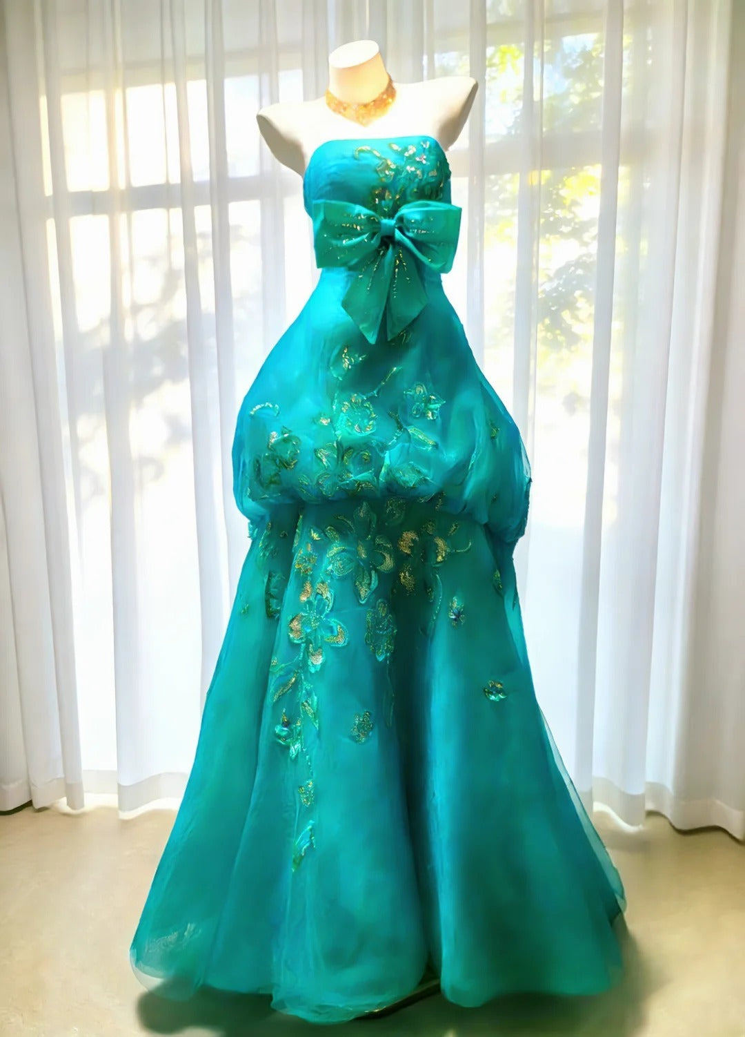 Robe de bal longue en tulle vert sans bretelles, bustier orné de perles, idéale pour une quinceañera ou un anniversaire de 15 ou 16 ans (AS060)