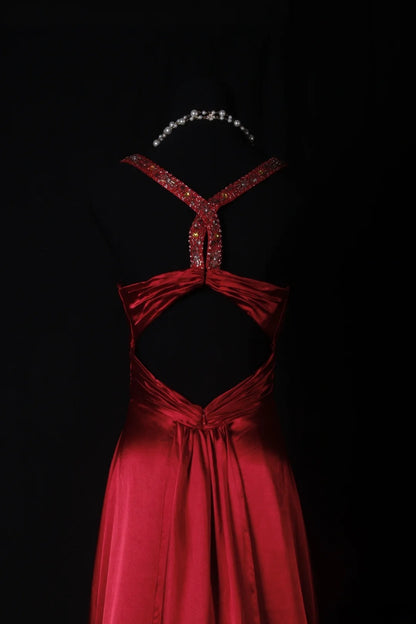 Vintage Etuikleid aus rotem Satin mit V-Ausschnitt und Perlen im eleganten Retro-Stil der 1950er Jahre – perfekt für Geburtstage, Dinnerpartys und Abschlussbälle (AS060)