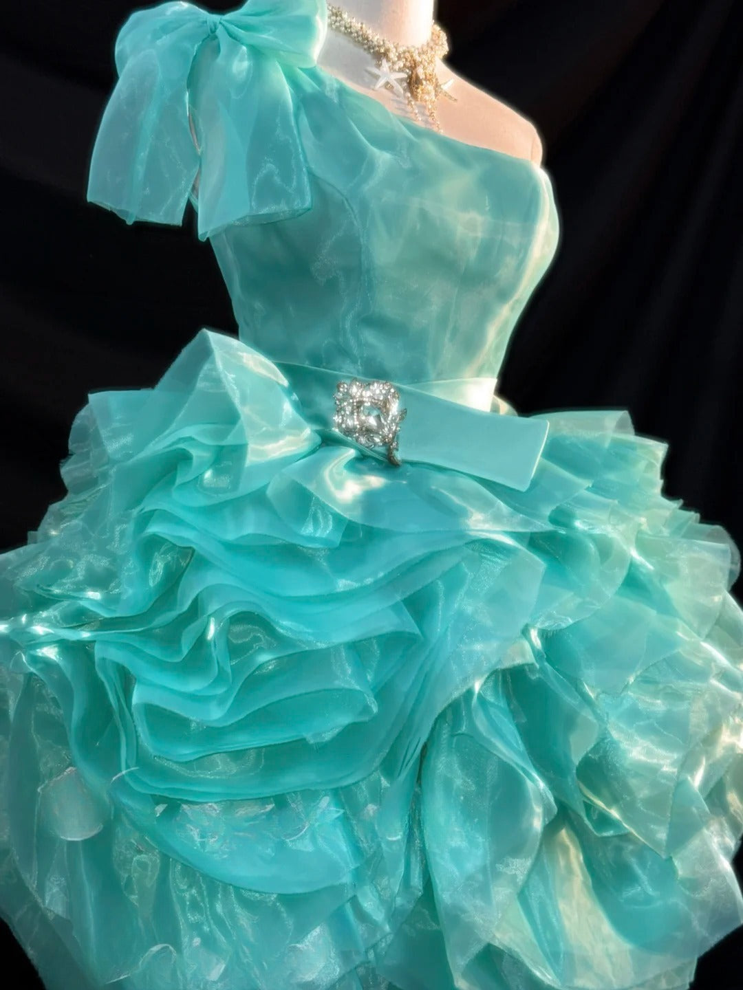 Jolies Robes de Bal Courtes Bleues à Paillettes et Épaule Dénudée - Inspiration Robe de Remise de Diplôme - Tenues de Gala Senior RB3461