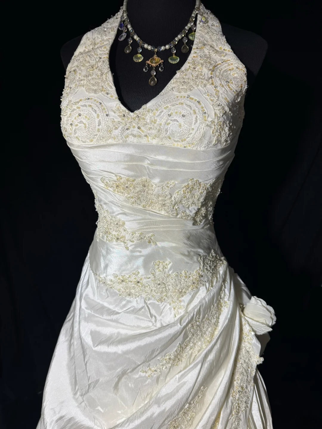 Robes de mariée longues et intemporelles, inspiration années 70 : robes élégantes de style bohème, coupe trapèze, dos nu, avec jupe plissée ajustée (AS060).