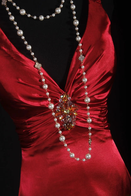 Vintage Etuikleid aus rotem Satin mit V-Ausschnitt und Perlen im eleganten Retro-Stil der 1950er Jahre – perfekt für Geburtstage, Dinnerpartys und Abschlussbälle (AS060)