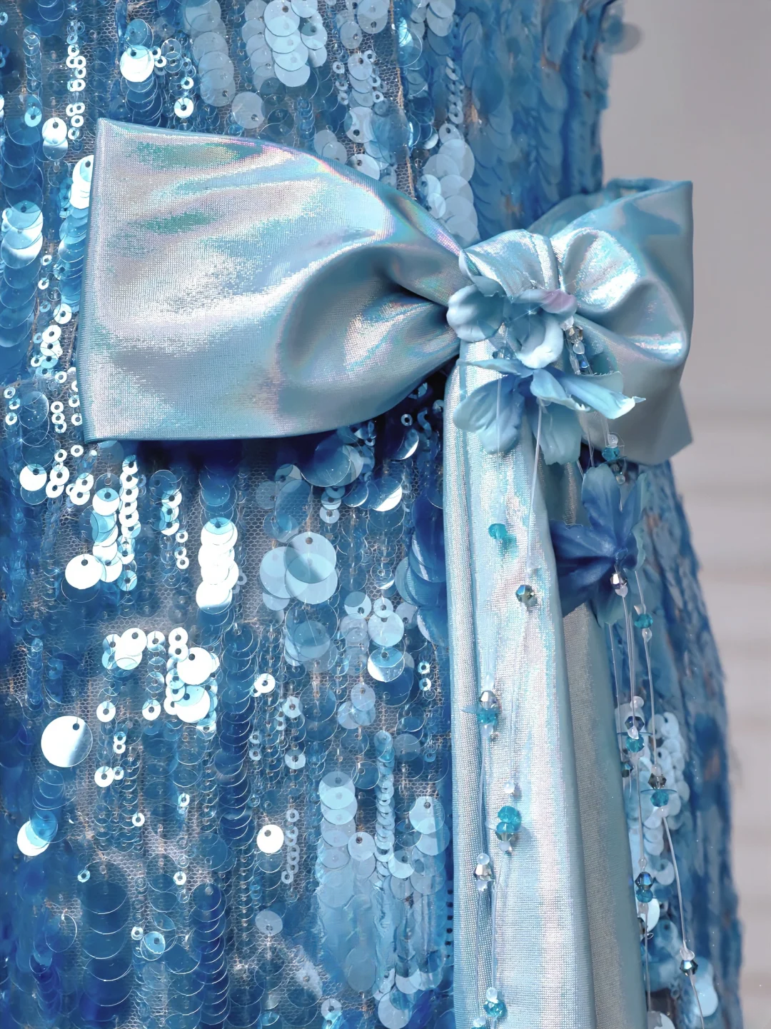Robe de soirée longue fourreau à paillettes bleues sans bretelles, style cabaret, idéale pour les bals de fin d'année et les dîners chics. AQ060