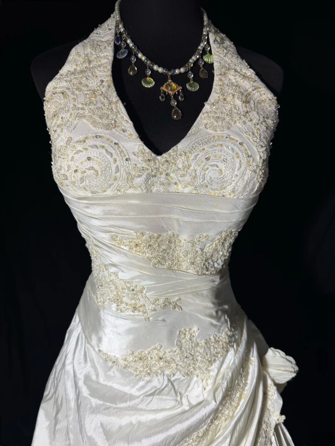 Robes de mariée longues et intemporelles, inspiration années 70 : robes élégantes de style bohème, coupe trapèze, dos nu, avec jupe plissée ajustée (AS060).
