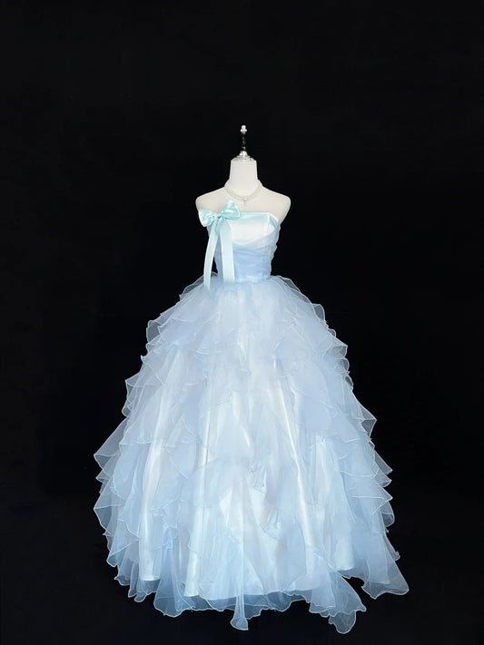 Atemberaubendes schulterfreies Ballkleid aus blauem Tüll mit gestuften Lagen, voluminöses Quinceañera-Kleid, Sweet 16 Outfit RB7431