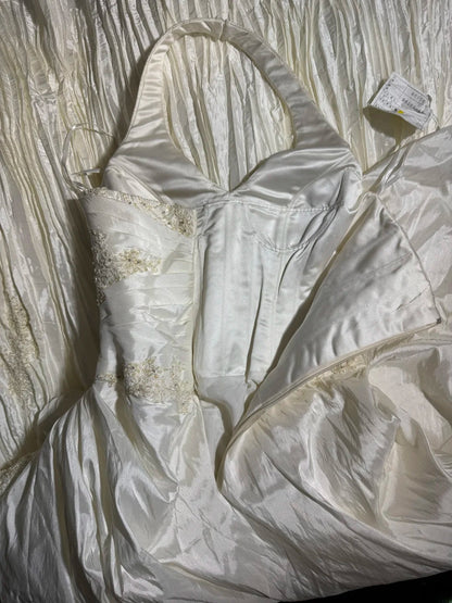 Robes de mariée longues et intemporelles, inspiration années 70 : robes élégantes de style bohème, coupe trapèze, dos nu, avec jupe plissée ajustée (AS060).