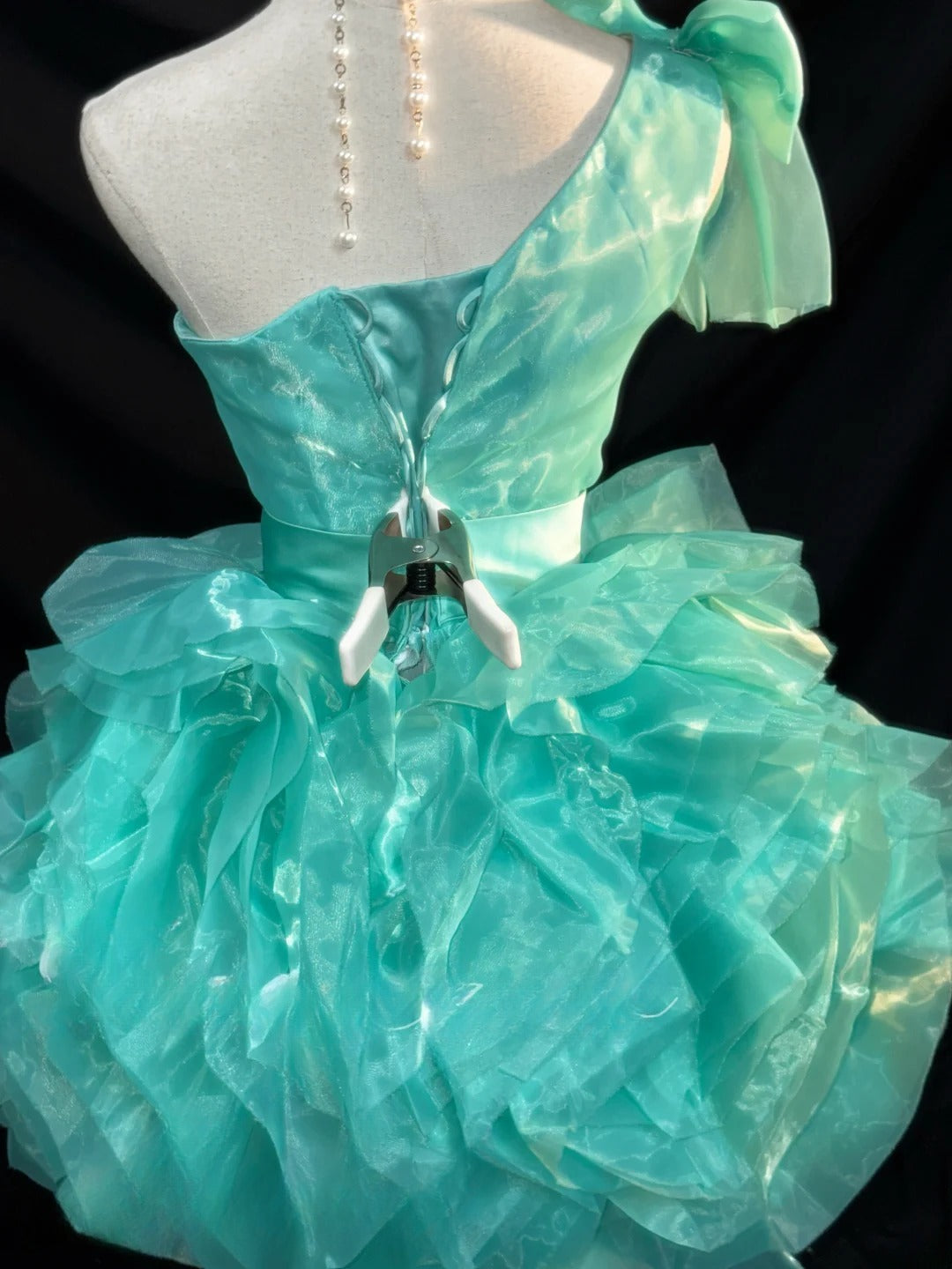 Jolies Robes de Bal Courtes Bleues à Paillettes et Épaule Dénudée - Inspiration Robe de Remise de Diplôme - Tenues de Gala Senior RB3461