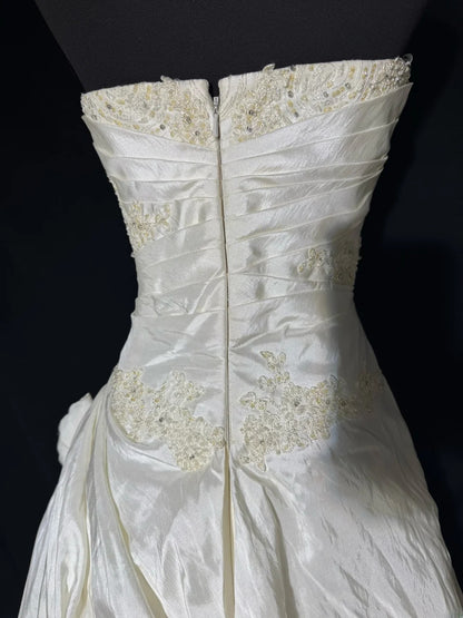 Robes de mariée longues et intemporelles, inspiration années 70 : robes élégantes de style bohème, coupe trapèze, dos nu, avec jupe plissée ajustée (AS060).