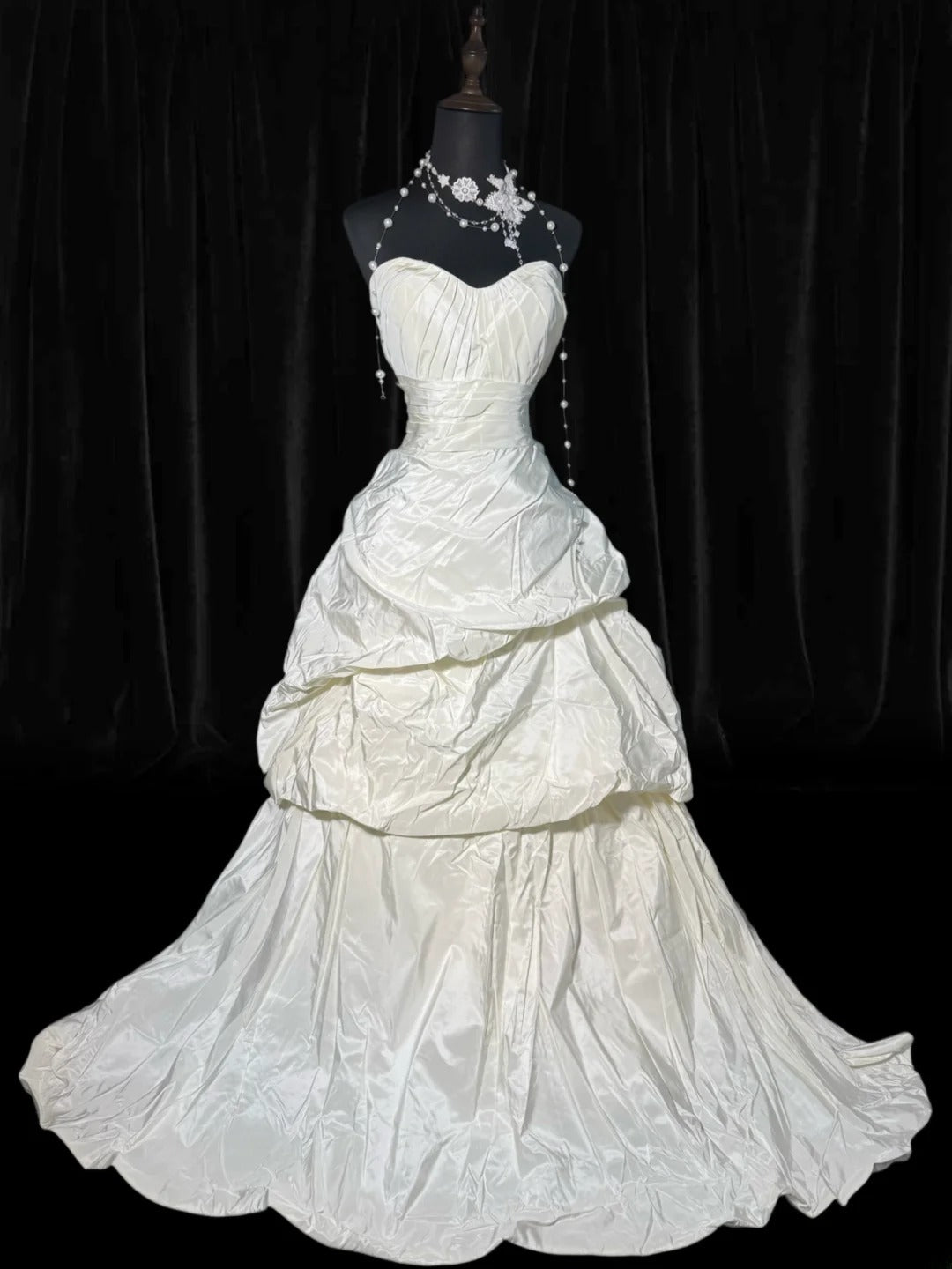 Robe de mariée longue vintage années 1960, robe de princesse bustier style années 1960 avec traîne à volants plissés, robe de mariée blanche AS061