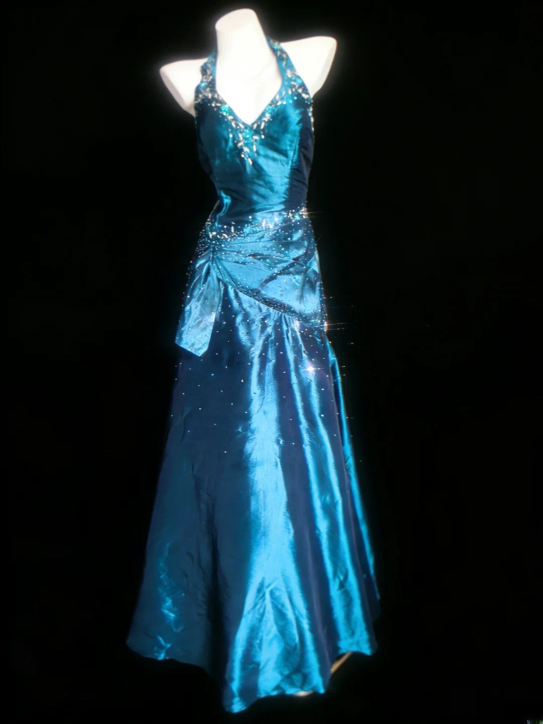Robe de bal longue sans manches en taffetas bleu marine, col halter sirène élégant, ornée de perles et d'un corsage perlé. Inspiration pour les tenues d'anniversaire des adolescentes (AS061).