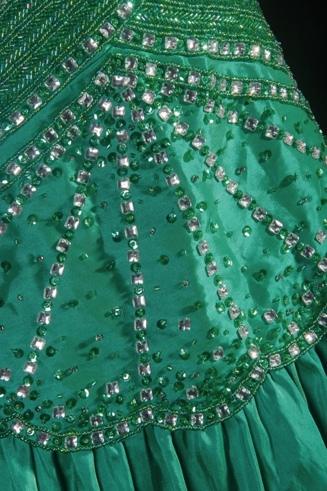 Vintage A-Linien-Partykleid aus grünem Satin mit Perlen im eleganten Retro-Stil der 1950er Jahre – perfekt für Geburtstage, Dinnerpartys und Abschlussbälle (AS061)