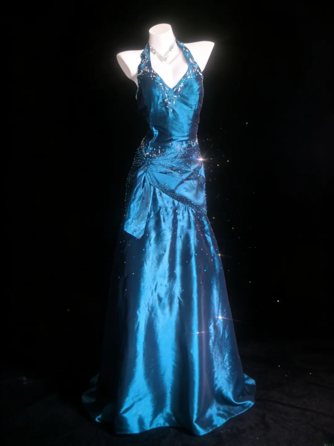 Robe de bal longue sans manches en taffetas bleu marine, col halter sirène élégant, ornée de perles et d'un corsage perlé. Inspiration pour les tenues d'anniversaire des adolescentes (AS061).