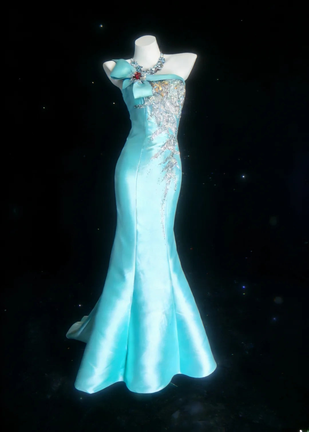 Robe de bal longue sans manches en satin bleu satiné, coupe sirène, épaule dénudée et corsage orné de perles - Inspiration pour une tenue d'anniversaire de 16 ans (AS063)