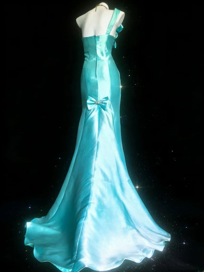 Robe de bal longue sans manches en satin bleu satiné, coupe sirène, épaule dénudée et corsage orné de perles - Inspiration pour une tenue d'anniversaire de 16 ans (AS063)