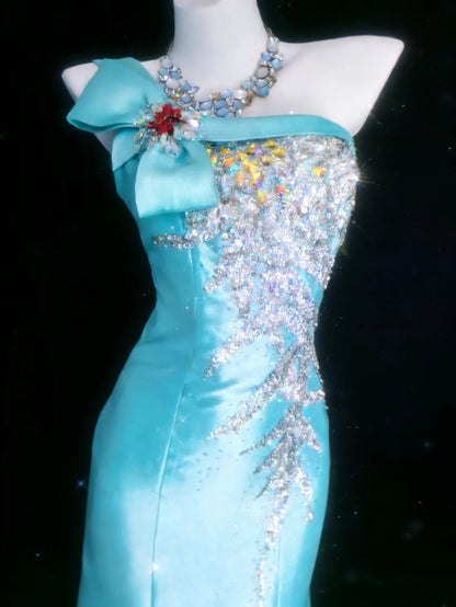 Robe de bal longue sans manches en satin bleu satiné, coupe sirène, épaule dénudée et corsage orné de perles - Inspiration pour une tenue d'anniversaire de 16 ans (AS063)