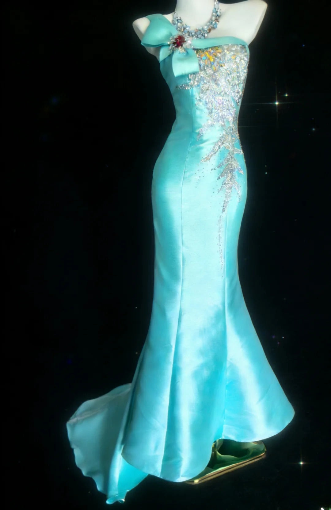 Robe de bal longue sans manches en satin bleu satiné, coupe sirène, épaule dénudée et corsage orné de perles - Inspiration pour une tenue d'anniversaire de 16 ans (AS063)