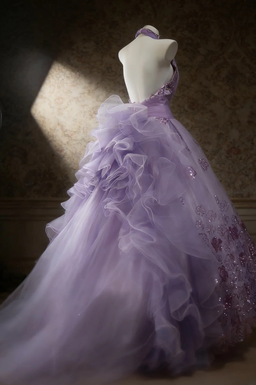 Robe de bal lilas sans manches à col halter et corsage orné de perles, longue robe en tulle pour quinceañera, tenue pour 15 ou 16 ans (AS065)
