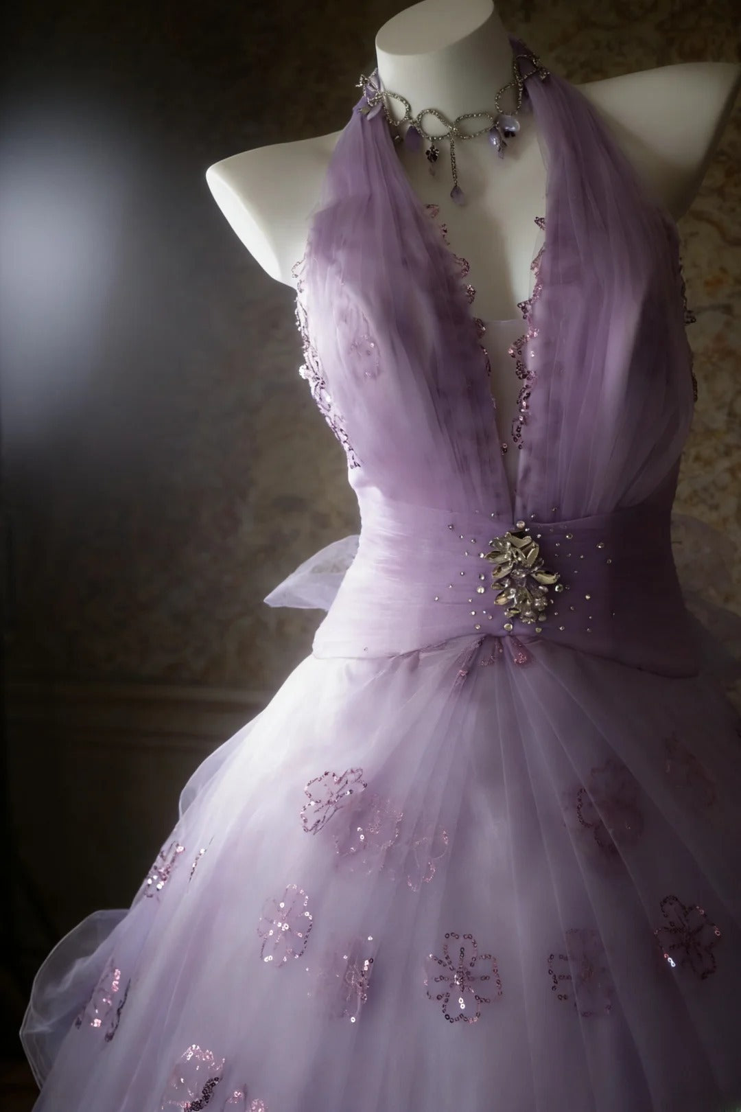 Robe de bal lilas sans manches à col halter et corsage orné de perles, longue robe en tulle pour quinceañera, tenue pour 15 ou 16 ans (AS065)