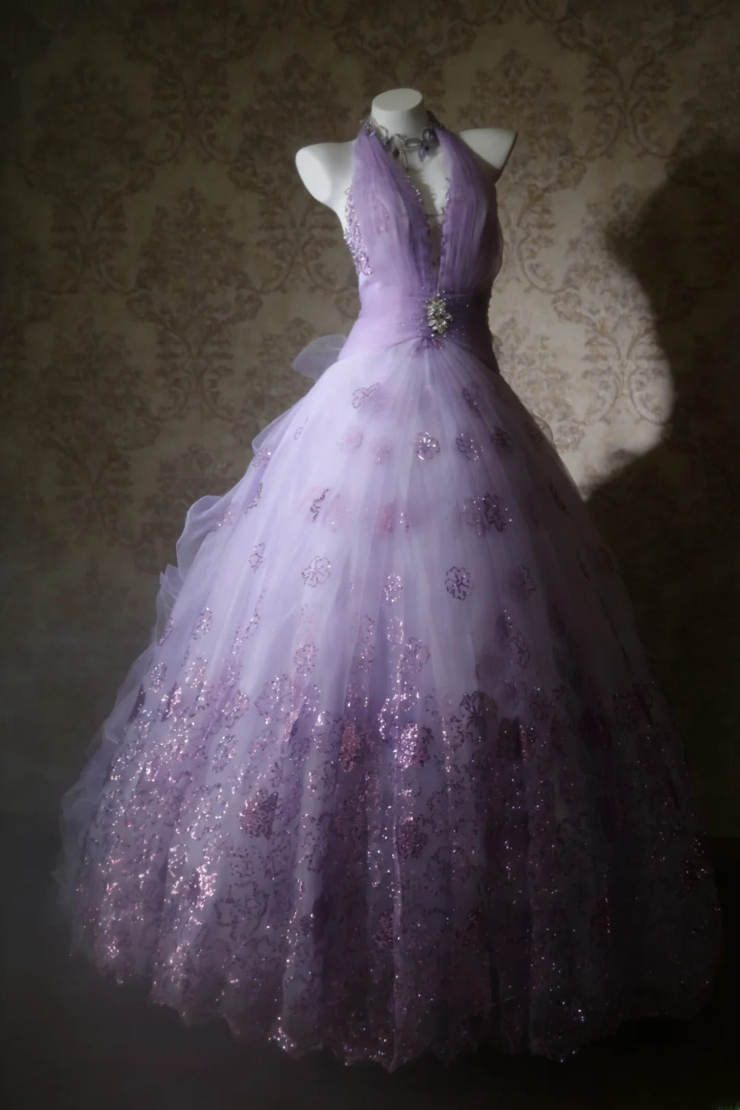 Robe de bal lilas sans manches à col halter et corsage orné de perles, longue robe en tulle pour quinceañera, tenue pour 15 ou 16 ans (AS065)