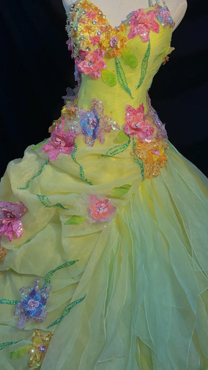 Niedliches Ballkleid, Neckholder, ärmellos, gelber Tüll mit Rüschen, Blumen, langes Quinceanera-Kleid Vestido de 15 de Cenicienta RB3464