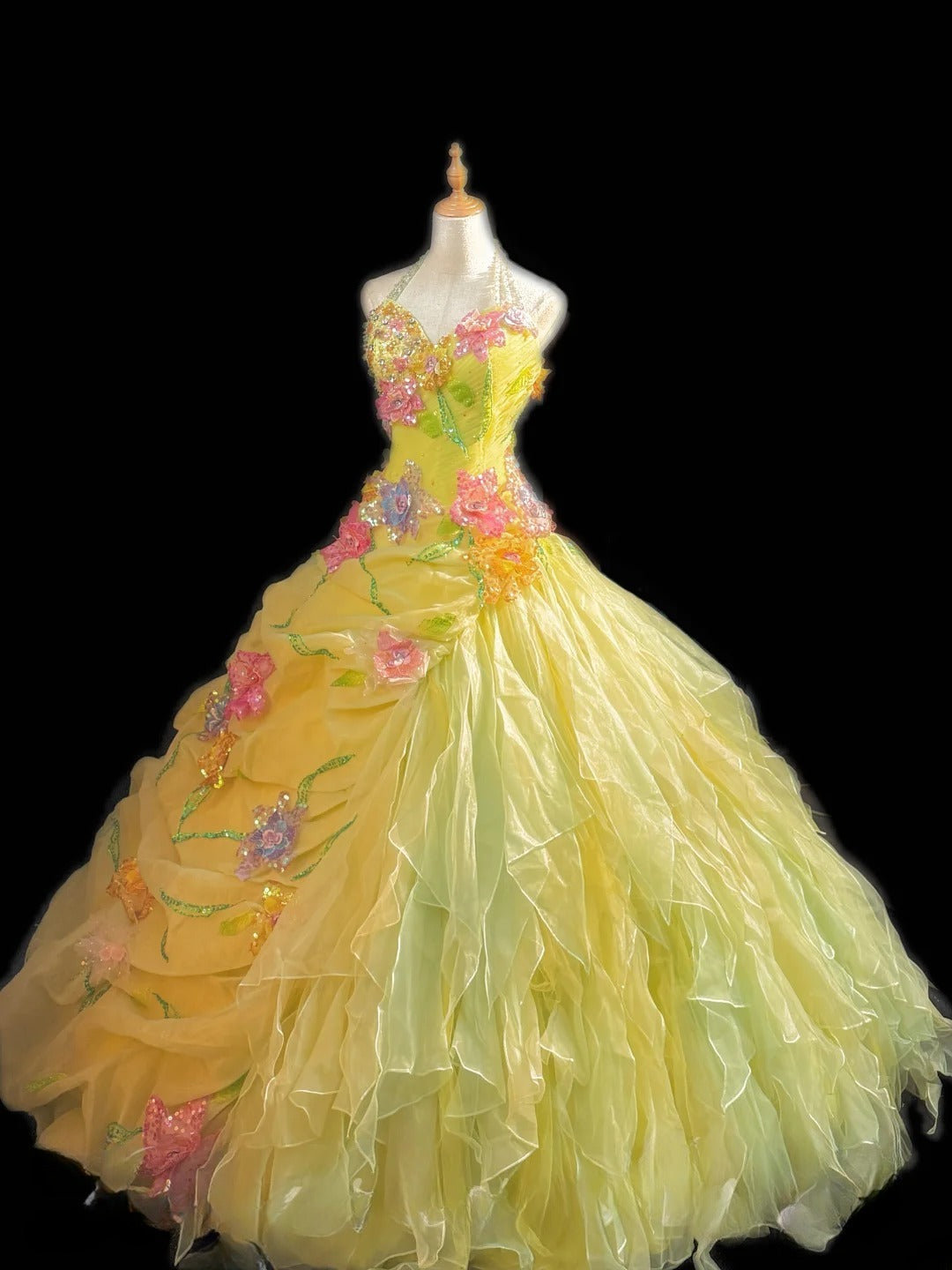 Niedliches Ballkleid, Neckholder, ärmellos, gelber Tüll mit Rüschen, Blumen, langes Quinceanera-Kleid Vestido de 15 de Cenicienta RB3464