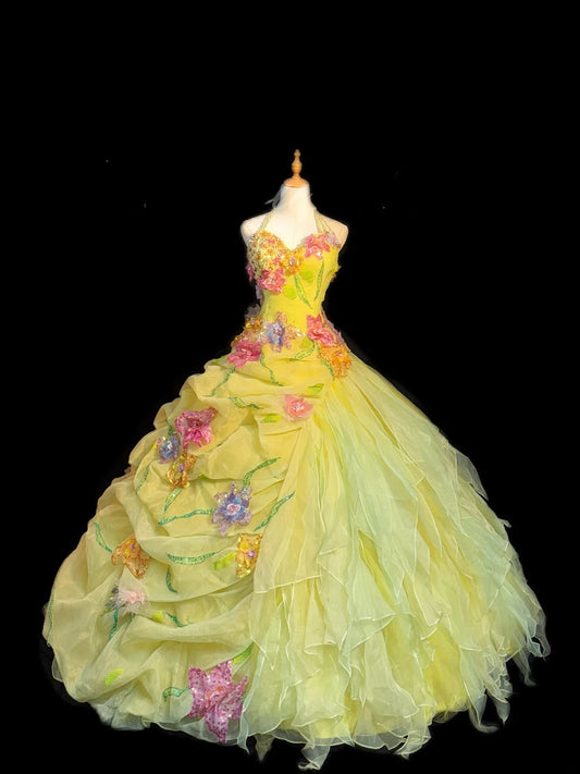 Niedliches Ballkleid, Neckholder, ärmellos, gelber Tüll mit Rüschen, Blumen, langes Quinceanera-Kleid Vestido de 15 de Cenicienta RB3464