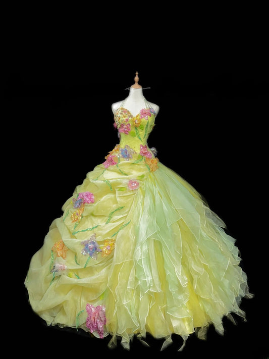 Niedliches Ballkleid, Neckholder, ärmellos, gelber Tüll mit Rüschen, Blumen, langes Quinceanera-Kleid Vestido de 15 de Cenicienta RB3464