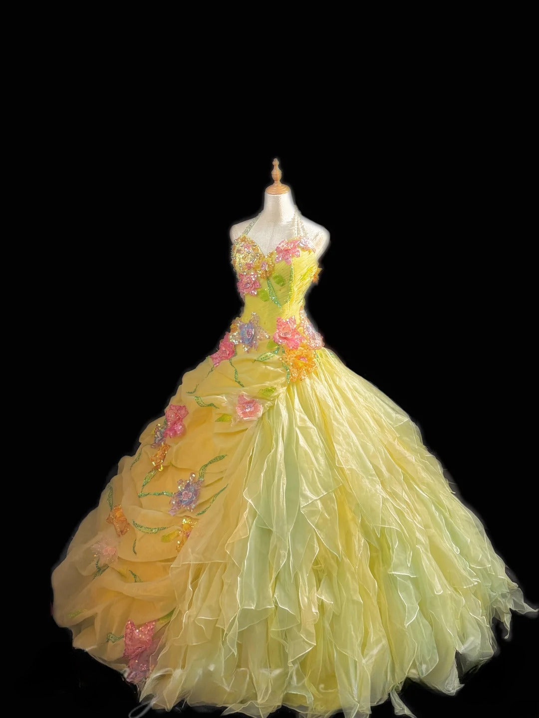 Niedliches Ballkleid, Neckholder, ärmellos, gelber Tüll mit Rüschen, Blumen, langes Quinceanera-Kleid Vestido de 15 de Cenicienta RB3464