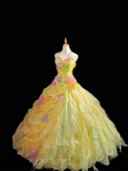 Niedliches Ballkleid, Neckholder, ärmellos, gelber Tüll mit Rüschen, Blumen, langes Quinceanera-Kleid Vestido de 15 de Cenicienta RB3464