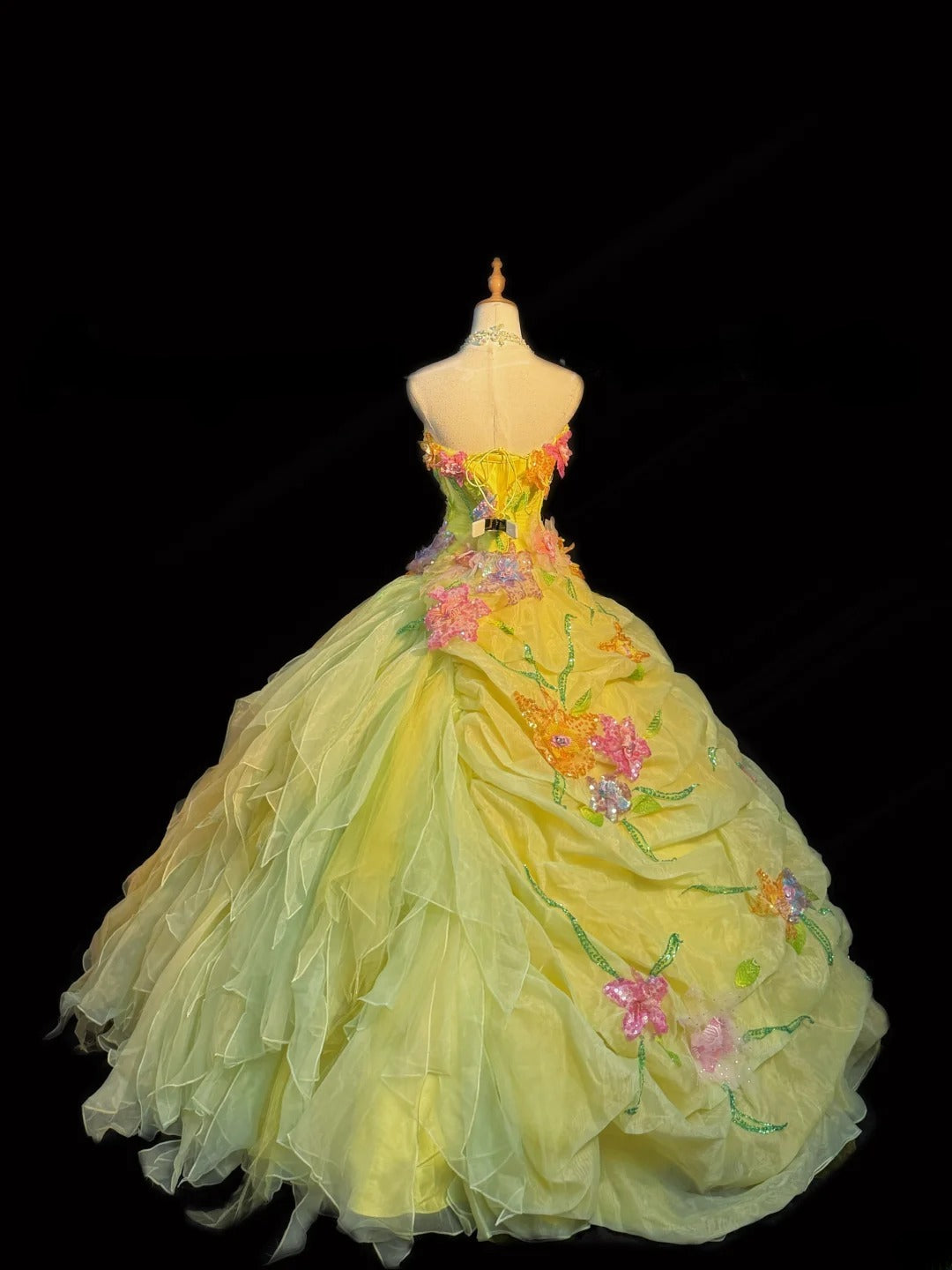 Niedliches Ballkleid, Neckholder, ärmellos, gelber Tüll mit Rüschen, Blumen, langes Quinceanera-Kleid Vestido de 15 de Cenicienta RB3464