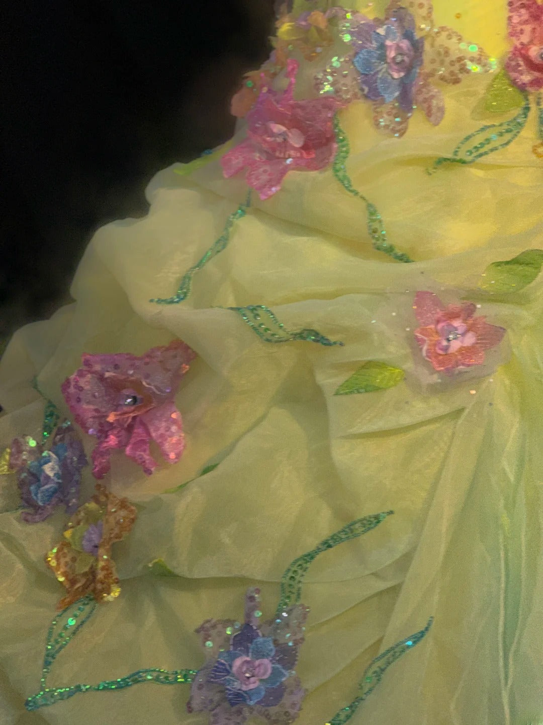 Niedliches Ballkleid, Neckholder, ärmellos, gelber Tüll mit Rüschen, Blumen, langes Quinceanera-Kleid Vestido de 15 de Cenicienta RB3464