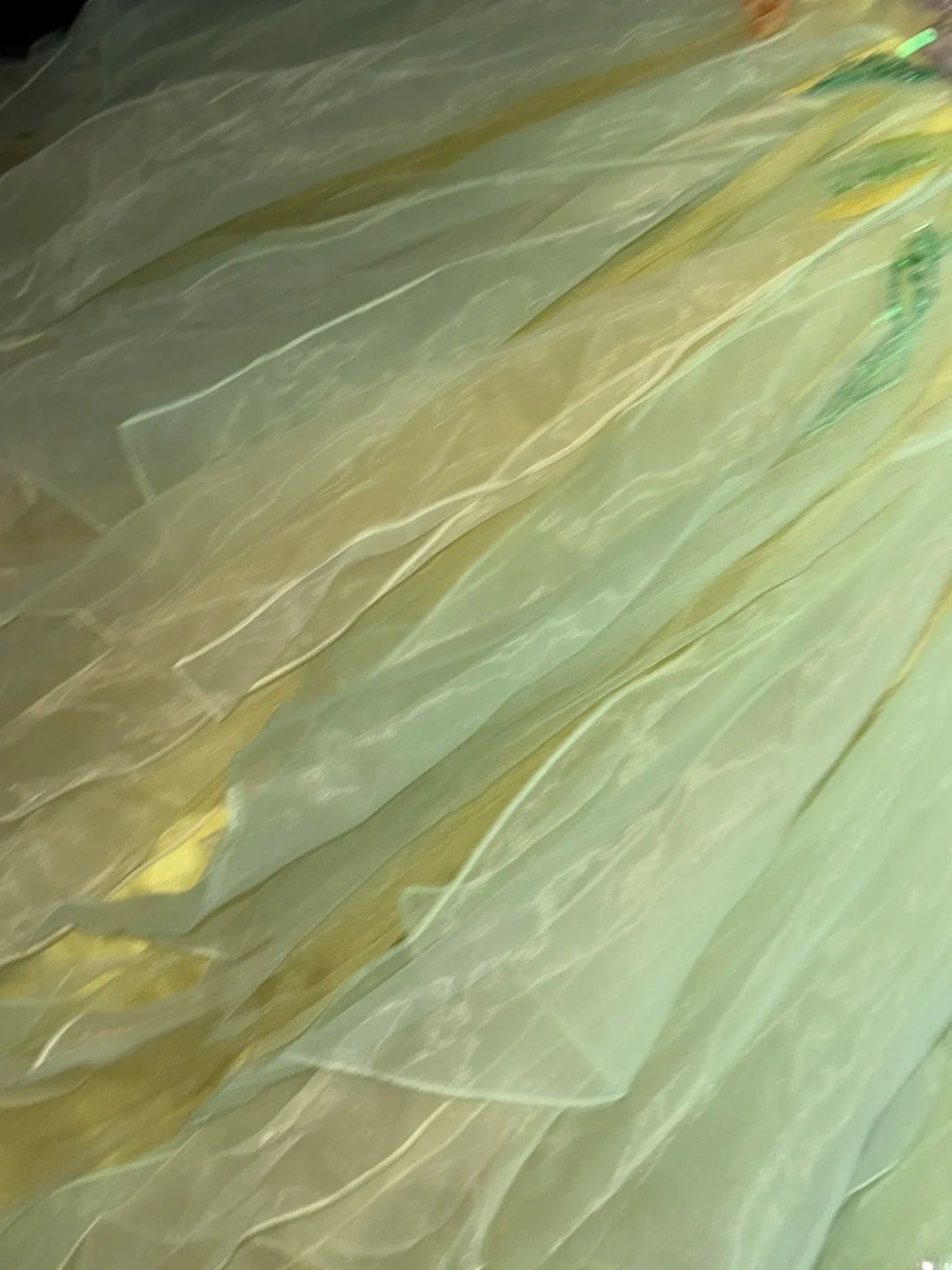Niedliches Ballkleid, Neckholder, ärmellos, gelber Tüll mit Rüschen, Blumen, langes Quinceanera-Kleid Vestido de 15 de Cenicienta RB3464