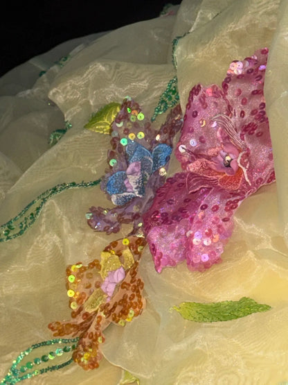 Niedliches Ballkleid, Neckholder, ärmellos, gelber Tüll mit Rüschen, Blumen, langes Quinceanera-Kleid Vestido de 15 de Cenicienta RB3464