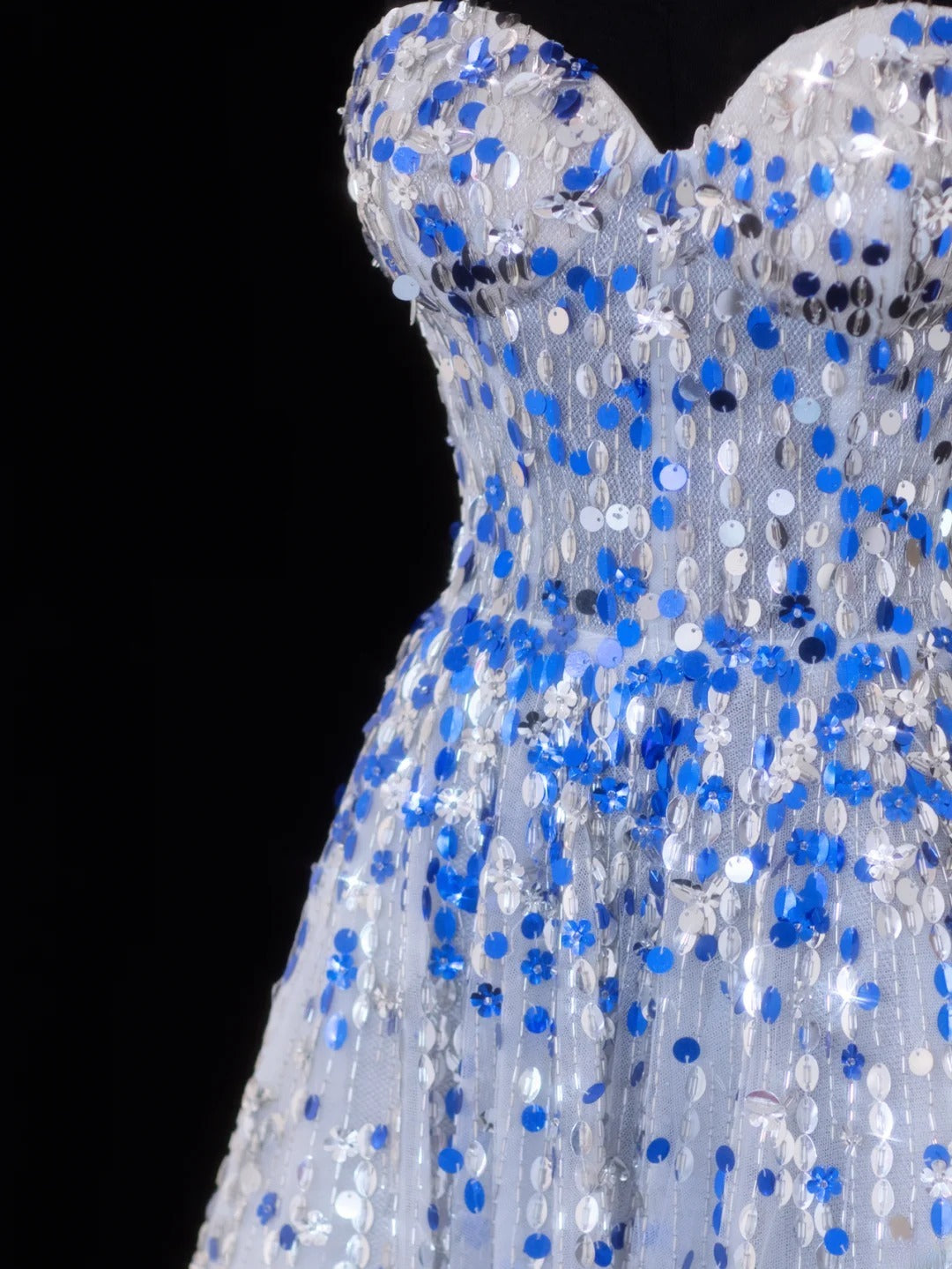 Elegantes, langes A-Linien-Abendkleid im Stil der 1950er Jahre mit Herzausschnitt, blau-weißen Pailletten und Perlen, SA067